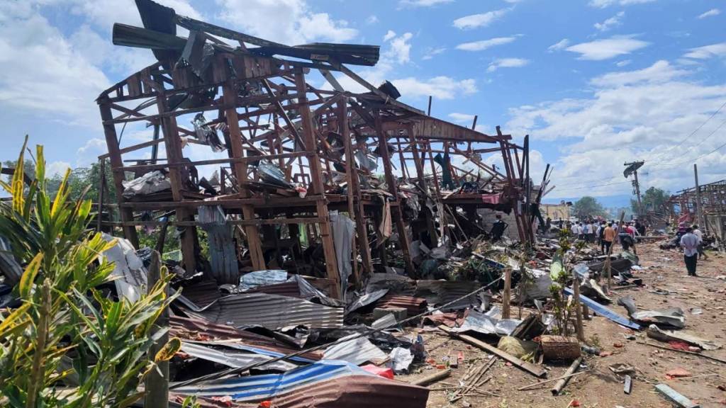 Retter und Anwohner führen nach der Explosion im Dorf Kaungtup in der Gemeinde Namhkam Suchaktionen durch. Foto: -/Palaung Land/AP/dpa - ACHTUNG: Nur zur redaktionellen Verwendung und nur mit vollständiger Nennung des vorstehenden Credits