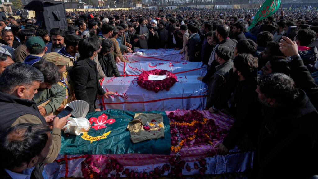 Trauernde arrangieren die Särge der Opfer des Selbstmordattentats in einer schiitischen Moschee während eines Trauergebets.  Über 30 Menschen waren bei dem Anschlag beim Freitagsgebet in einem Vorort der pakistanischen Hauptstadt Islamabad getötet worden. Foto: Anjum Naveed/AP/dpa