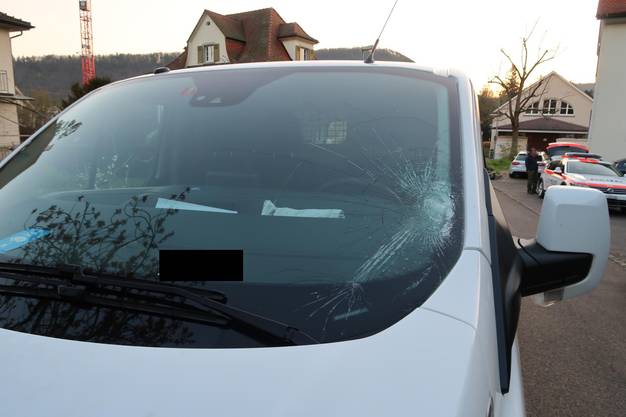 Liestal BL, April 7: A cyclist collided head-on with a delivery van Tuesday morning and was injured.