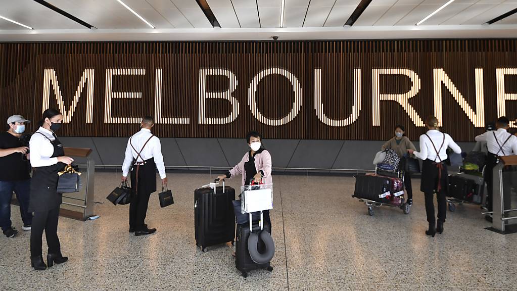 Passagiere kommen am Flughafen von Melbourne an. Erstmals nach zwei Jahren dürfen seit Montag wieder Touristen aus aller Welt nach Australien einreisen. Besucher müssen zur Einreise zweifach geimpft sein. Foto: Joel Carrett/AAP via AP/dpa