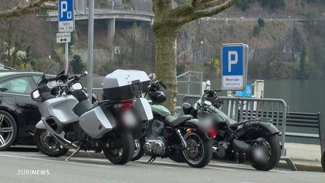 Gemeinde Brunnen erhebt Parkgebühren für Motorradfahrer