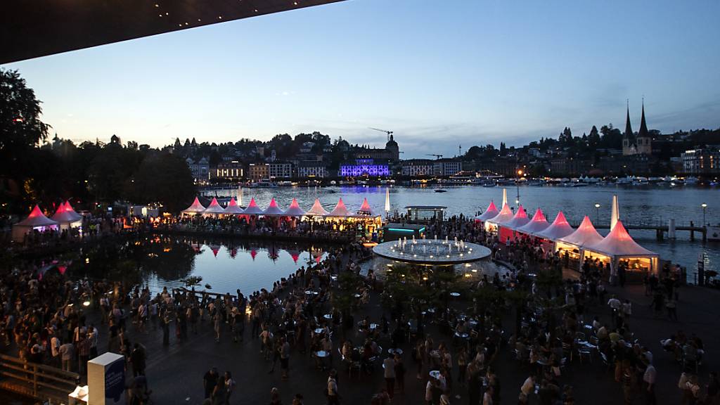 Veranstaltungen wie das Blue Balls Festival in der Stadt Luzern bezahlen eine Billettsteuer, deren Zukunft der Kanton prüfen will. (Archivbild)