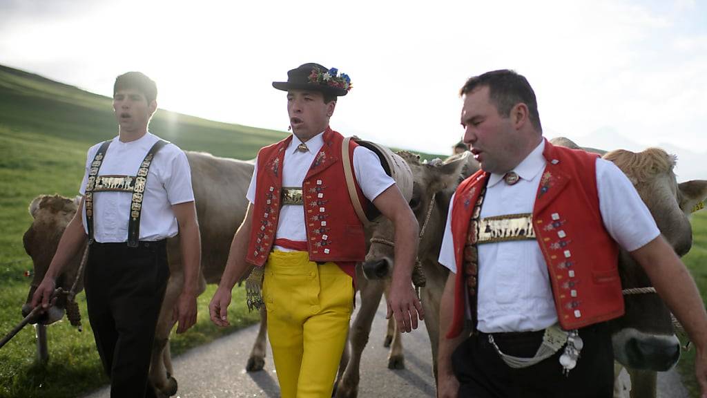 Sennen schreiten jodelnd ins Tal zur Viehschau in Appenzell. (Archivbild)