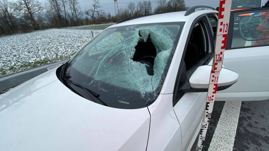 Das Eis schlug ein Loch in die Scheibe des fahrenden Autos.