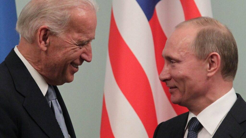 Sie kennen sich schon: Joe Biden (links - damals, im März 2011 in Moskau, noch US-Vizepräsident) und Wladimir Putin. (Archivbild)