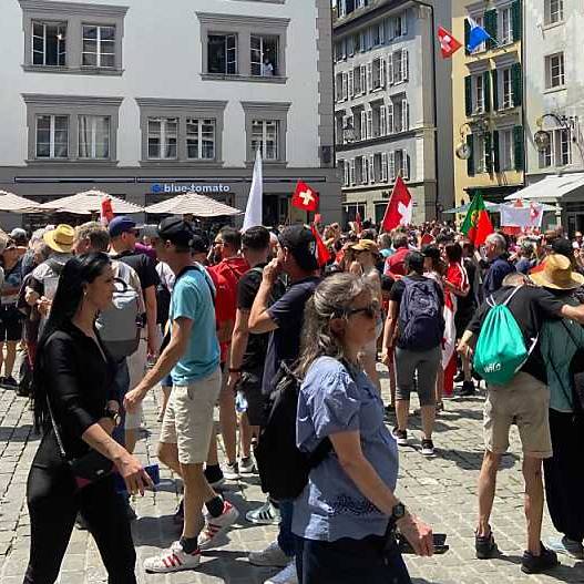 Massnahmen-Skeptiker stossen in Luzern auf Widerstand 
