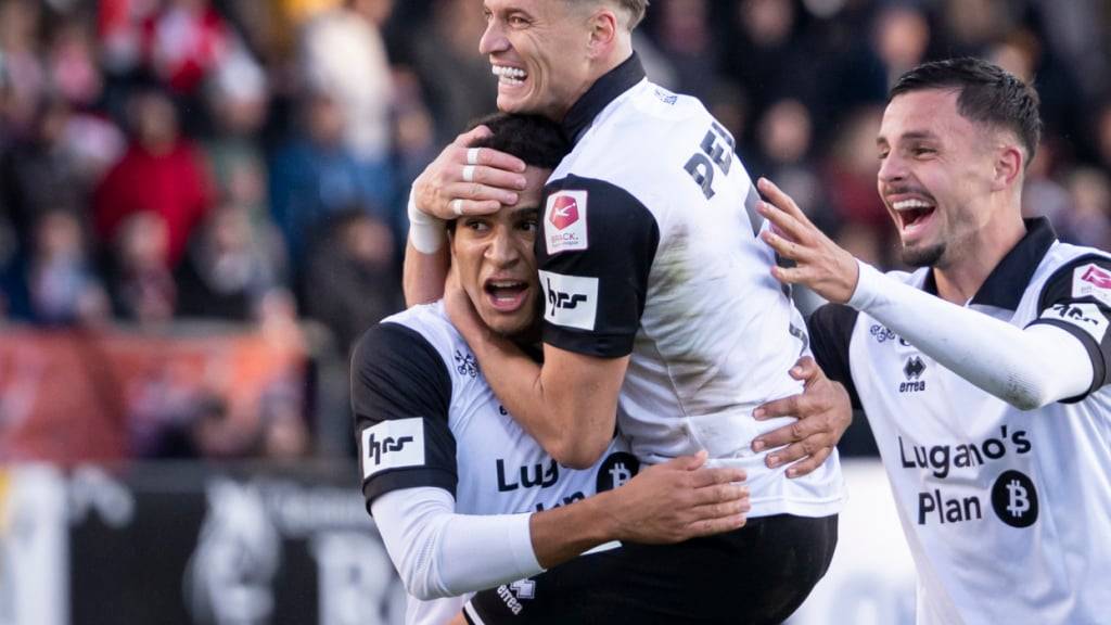 Yanis Cimignani jubelt mit Ezgjan Alioski und Uran Bislimi über sein Tor zum 2:4