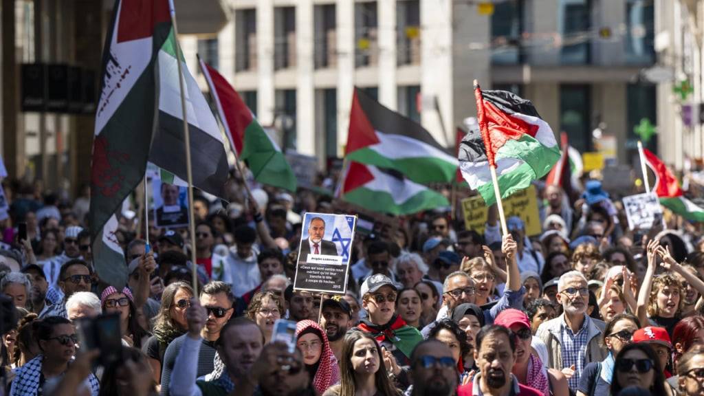 Rund 2500 Menschen demonstrierten in Genf in Solidarität mit dem palästinensischen Volk.