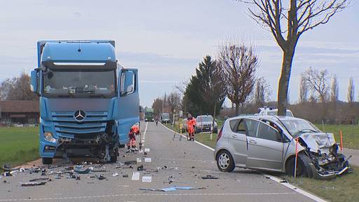 Auto stösst mit Lastwagen zusammen – Mann (58) wird schwer verletzt