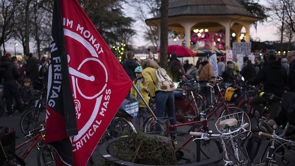 Mehrere hundert Velofahrerinnen und Velofahrer trafen sich am Freitag in Zürich für eine Solidaritäts-Ausfahrt. Der Anlass soll die Critical Mass wieder ins Rollen bringen.