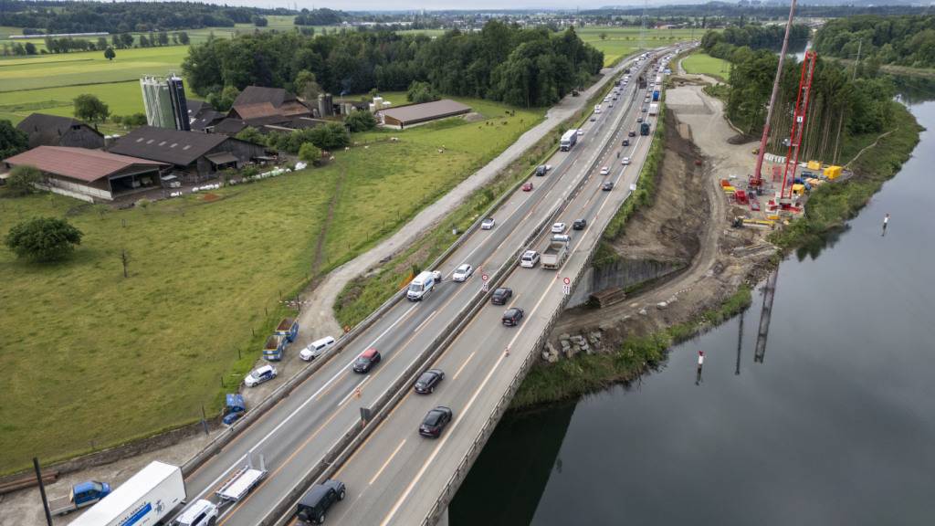 Bei Ausbauten im Verkehrsnetz soll der Fokus auf grossen und strukturell wirksamen Projekten liegen. So empfiehlt es ein Gutachten der ETH Zürich. (Symbolbild)