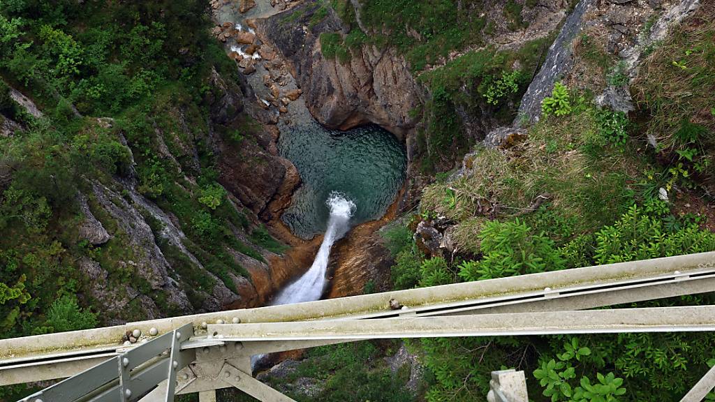 ARCHIV - Blick von der Marienbrücke in die Pöllatschlucht. Ein Mann hatte am 14. Juni 2023 zwei Touristinnen in der Nähe von Schloss Neuschwanstein in eine Schlucht gestoßen. Eine der beiden Frauen starb an ihren Verletzungen. Foto: Karl-Josef Hildenbrand/dpa