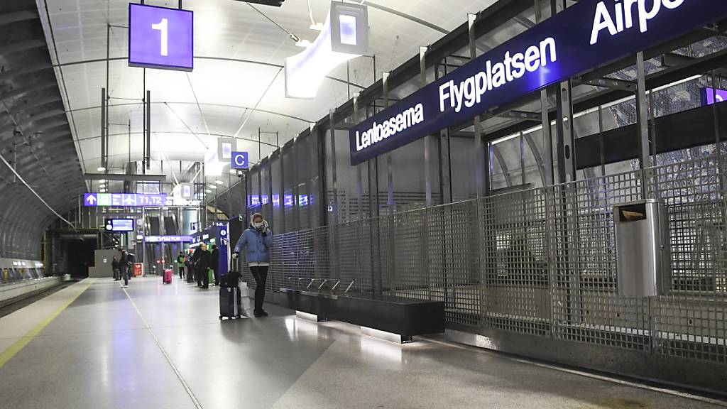 Der Passagiereinbruch bringt auch die Finnair in Nöten - im Bild der fast menschenleere Flughafen Helsinki.