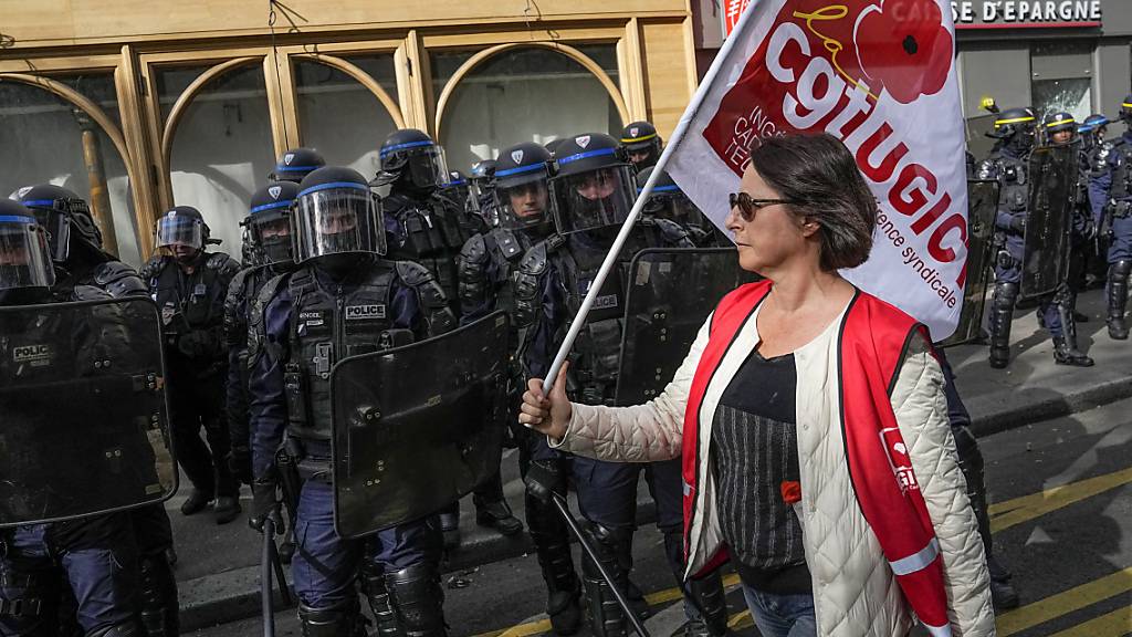 In Frankreich sind mehrere tausend Menschen gegen Polizeigewalt auf die Straße gegangen. Landesweit gab es etwa 100 Protestveranstaltungen. Foto: Michel Euler/AP/dpa