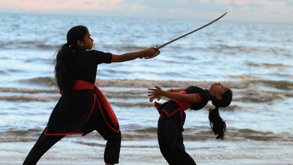 Die Szenen in «Kalari Kid» wirken stellenweise weniger wie Kampfsport. Vielmehr erinnern sie an einen Tanz, ein Ritual aus Konzentration, Disziplin und Körperbeherrschung.