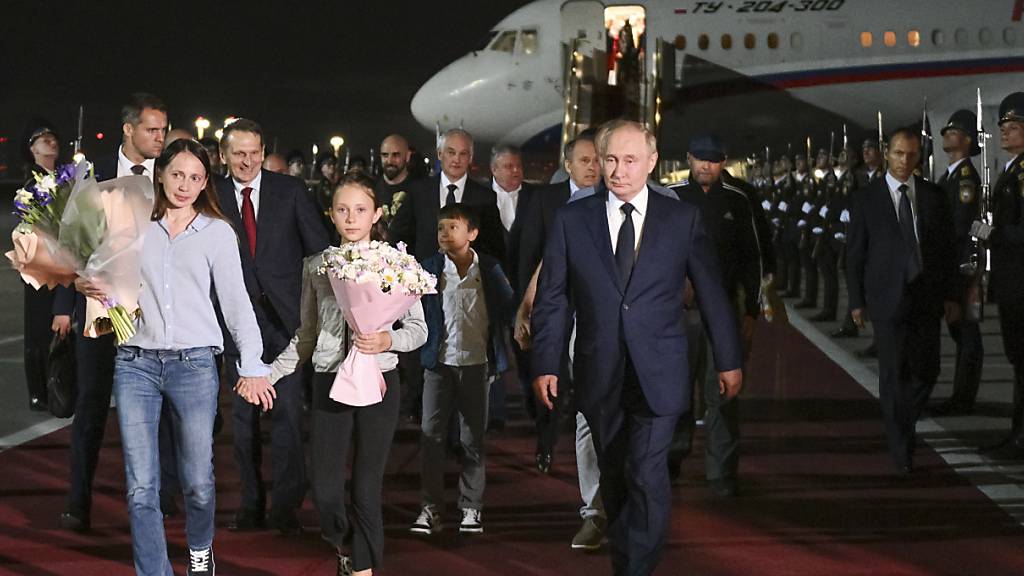 Freigelassene russische Gefangene werden am Regierungsterminal des Flughafens Wnukowo durch den russischen Präsidenten Putin empfangen. Foto: Kirill Zykov/Pool AP/AP