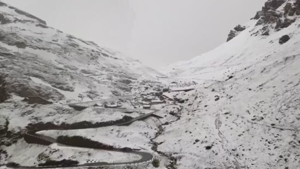 Drohnenflug über den schneebedeckten Klausenpass