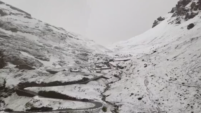 Drohnenflug über den schneebedeckten Klausenpass