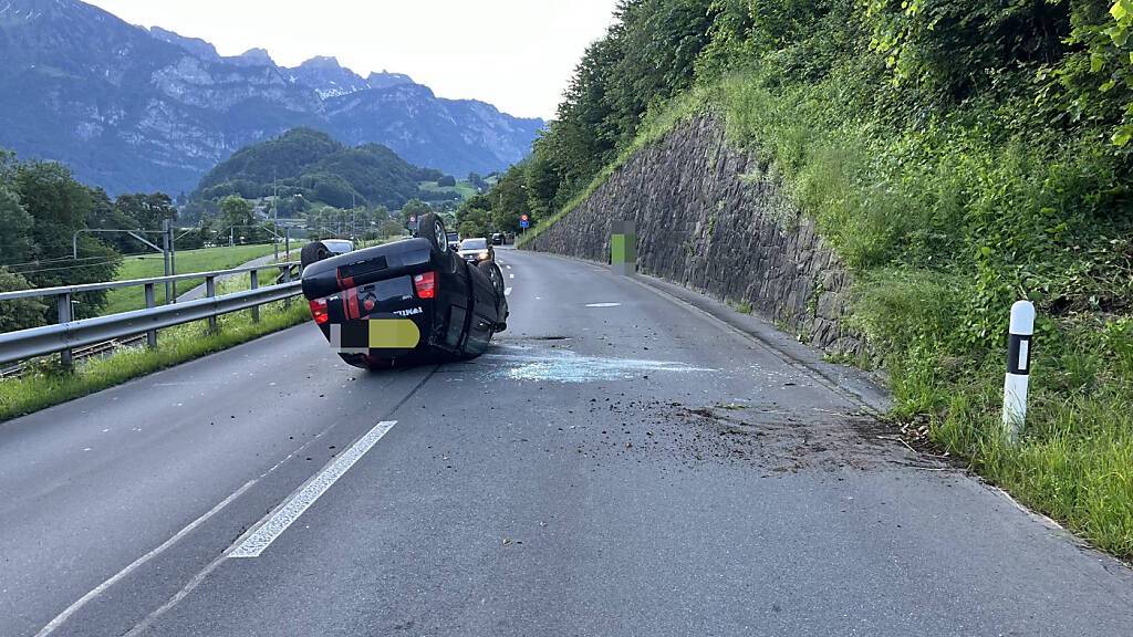 Ein 21-Jähriger verunfallte am Sonntagmorgen in Mols SG. Er war alkoholisiert unterwegs, wie die Kantonspolizei St. Gallen mitteilte.