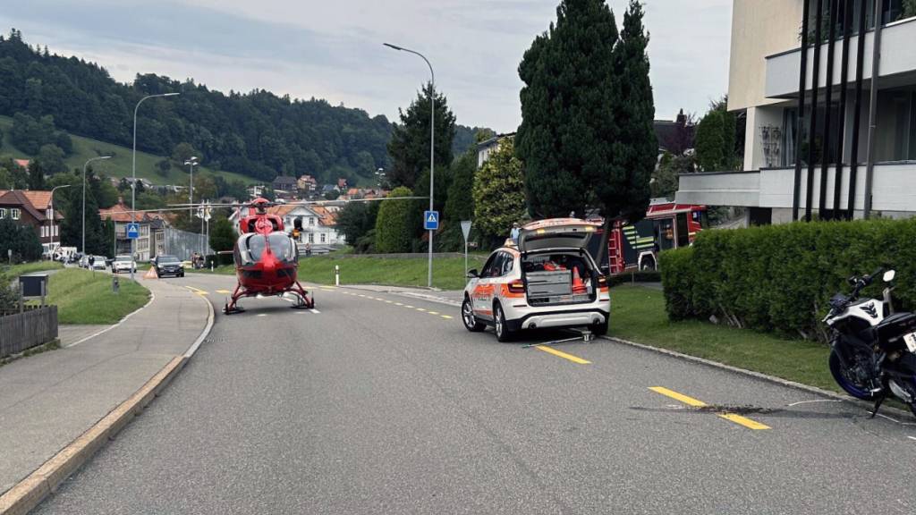 Der 18-jährige Motorradfahrer wurde mit einem Helikopter der Rega in ein Spital geflogen.