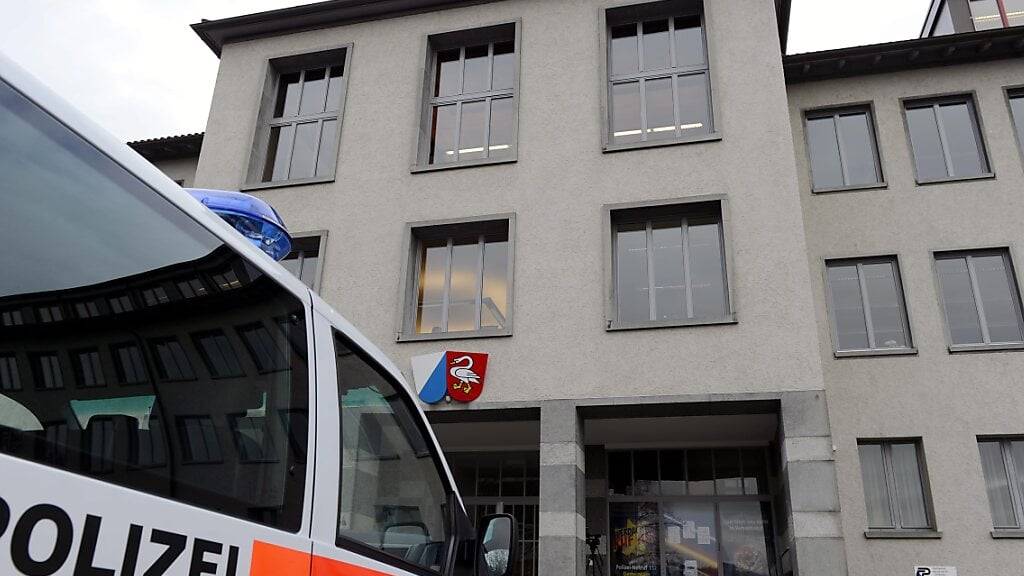 Das Bezirksgericht Horgen verhandelt am Dienstag den Fall eines Mannes, der in einer Moschee in Zürich auffällig wurde und Polizisten angegriffen haben soll. (Archivbild)