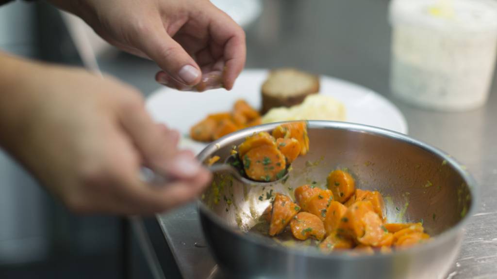 Ein vegan lebendes Geschwisterpaar kritisierte vor Gericht, dass es in staatlichen Einrichtungen keine adäquate Verpflegung erhalten habe. (Themenbild)
