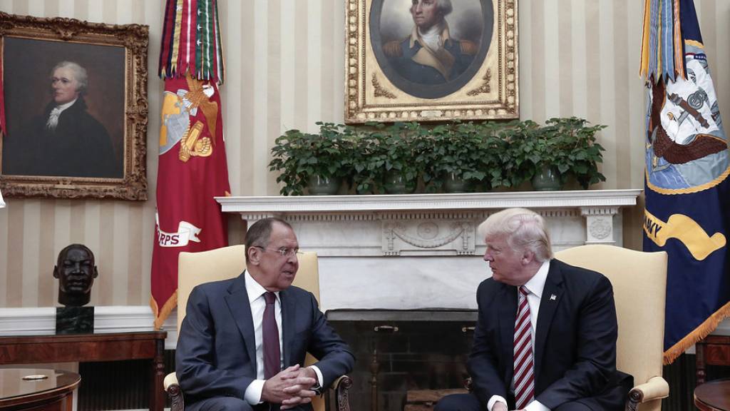 US-Präsident Trump und der russische Aussenminister Lawrow im Mai 2017 im Weissen Haus.  - Laut CNN erfolgte die Entscheidung zum Abzug des CIA-Spions nach einem Treffen zwischen Trump und Lawrow im Weissen Haus. (Archivbild)
