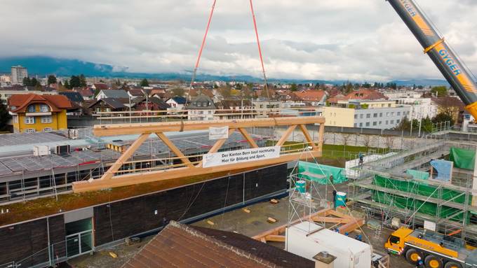 Neue Doppelsporthalle in Thun – riesiger Holzträger wird montiert