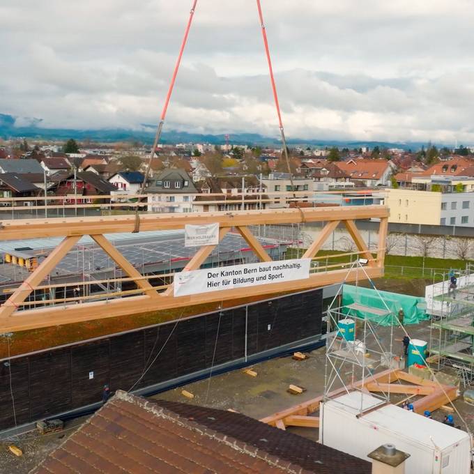 Neue Doppelsporthalle in Thun – riesiger Holzträger wird montiert