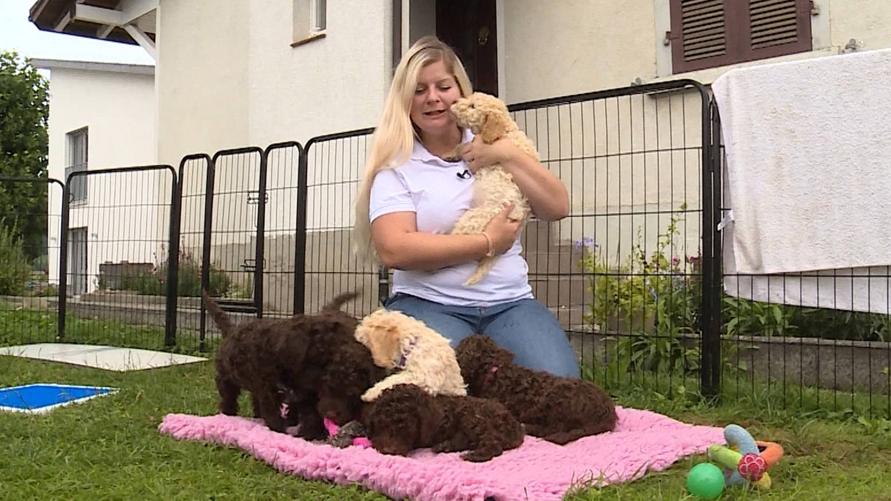 Steffi Probst mit Trüffelhundewelpen