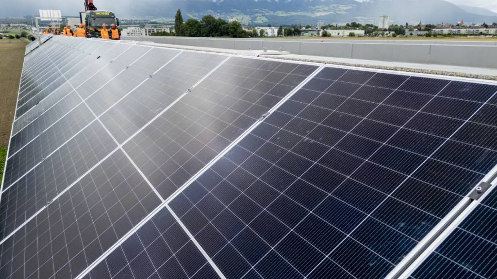 Entlang der St. Galler Kantonsstrassen sollen mehr Solaranlagen gebaut werden. (Archivbild)