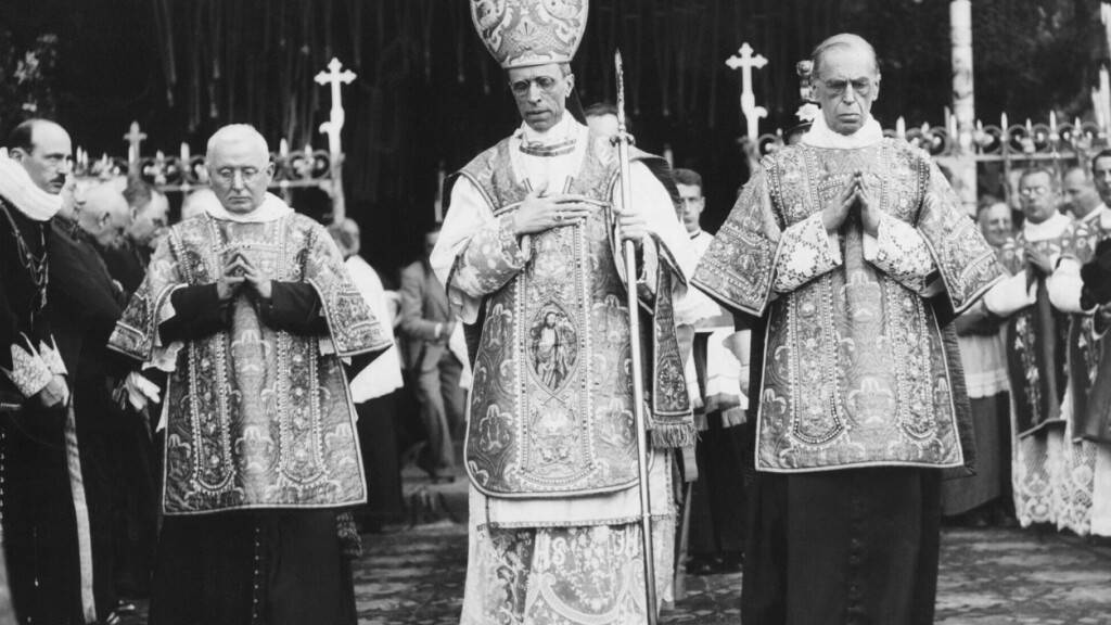 ARCHIV - Ein undatiertes Archivfoto von Papst Pius XII (M). Während des Zweiten Weltkriegs hat die katholische Kirche in Rom nach bislang unveröffentlichten Dokumenten mehr als 3000 Juden versteckt. Foto: Uncredited/AP/dpa