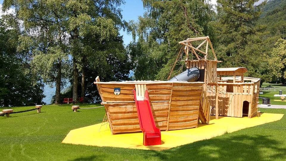 Das grosse Holzschiff in Walenstadt ist Teil des Spielerlebnisses am Walensee. (Bild: spielerlebnis-walensee.ch)