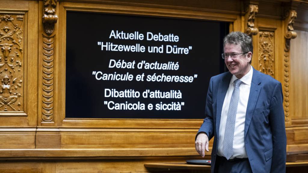 Umweltminister Albert Rösti unterwegs an die Debatte im Nationalrat zu Hitze und Dürre. Er musste sich einige Kritik anhören.