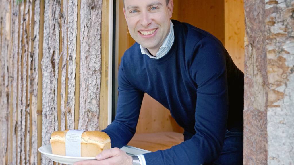 Teilt mit Vorbeikommenden Brot wie anno dazumal St. Gallens Märtyrerin Wiborada: Pfarrer Tim Mahle im Fenster der Klause von St. Mangen.