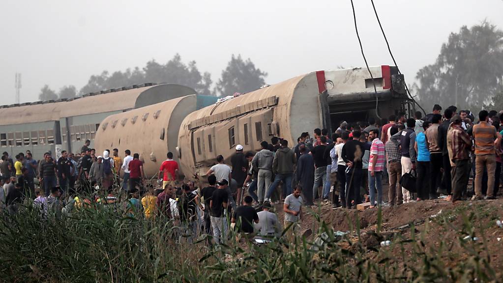 Nach einem schweren Zugunglück in Ägypten von Sonntag ist die Zahl der Todesopfer auf 23 gestiegen.