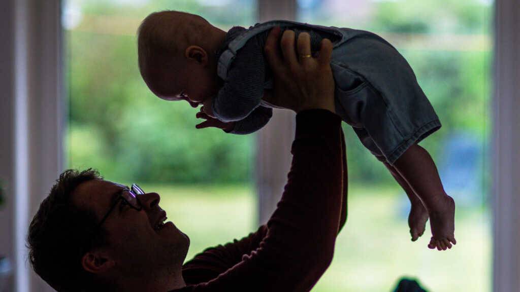 Filmvorlieben, Belastbarkeit, Ideenreichtum - unsere Ansichten und unsere Leistung hängen auch vom Alter ab. Dabei lassen sich deutlich abgegrenzte Entwicklungsstadien der Hirnstruktur erkennen. (Symbolbild)