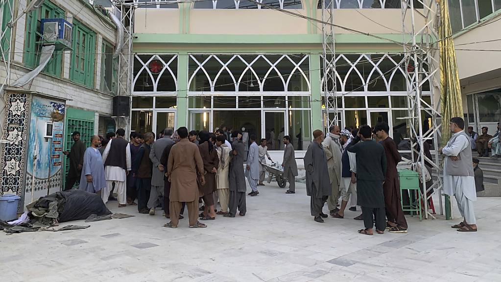 Bei einer Explosion in dieser schiitischen Moschee in Kandahar sind Dutzende Menschen getötet und zahlreiche weitere verletzt worden. Foto: Sidiqullah Khan/AP/dpa