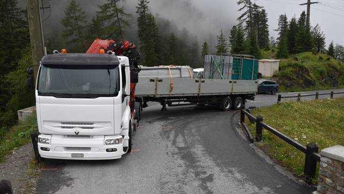 Zu langer LKW blockiert Strasse