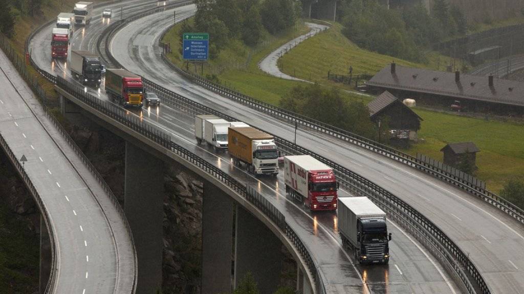 Gemäss einer Umfrage im Auftrag der Alpen-Initiative möchte eine klare Mehrheit der Menschen in der Schweiz die Zahl der Lastwagen-Fahrten durch die Alpen begrenzen. (Archivbild)