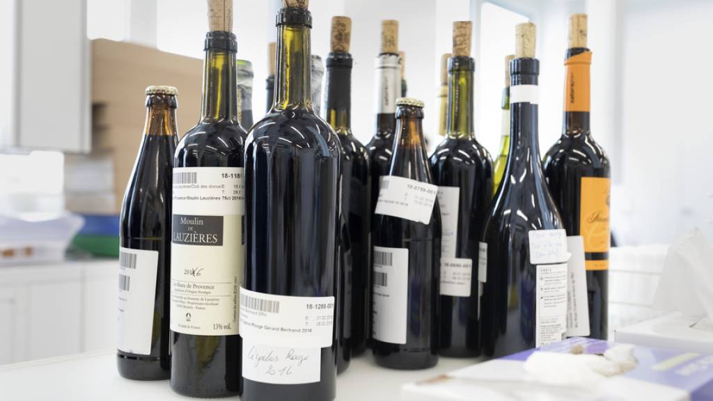 In einem Schweizer Lebensmittellabor stehen Weine parat, die auf Schadstoffe geprüft werden sollen. Ein Verfahren aus Österreich erleichtert nun den Prozess: Es testet innert 42 Minuten auf 1400 Schadstoffe. (Symbolbild)