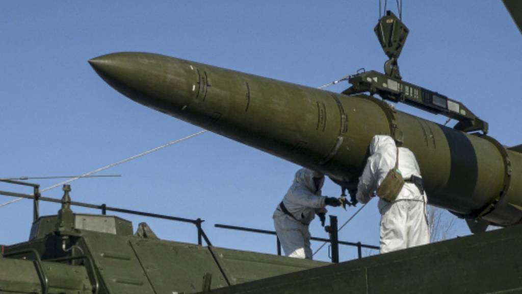 HANDOUT - Auf diesem vom Pressedienst des russischen Verteidigungsministeriums via AP veröffentlichten Foto laden russische Truppen während einer Übung an einem nicht genannten Ort in Russland eine ballistische Boden-Boden-Rakete vom Typ Iskander auf eine mobile Abschussvorrichtung. Foto: -/Russian Defense Ministry Press Service/AP/dpa - ACHTUNG: Nur zur redaktionellen Verwendung und nur mit vollständiger Nennung des vorstehenden Credits