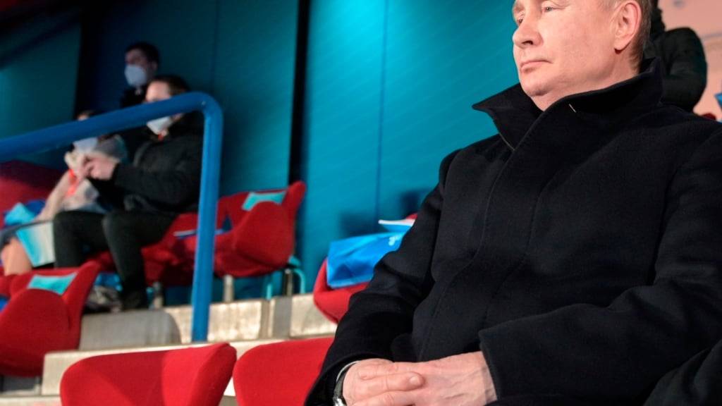 ARCHIV - Der russische Präsident Wladimir Putin verfolgt die Eröffnungsfeier der Olympischen Spiele in Peking 2022. Foto: Alexei Druzhinin/AP/dpa
