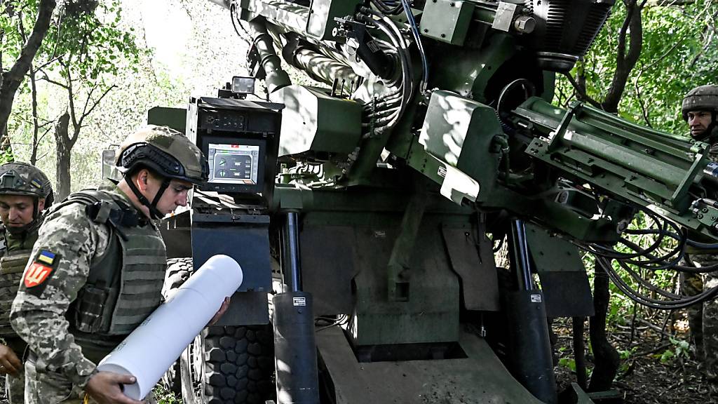 ARCHIV - Soldaten der 55. Artilleriebrigade befinden sich in einem Kampfeinsatz in Richtung Pokrowsk in der Ostukraine. Foto: ---/Ukrinform/dpa