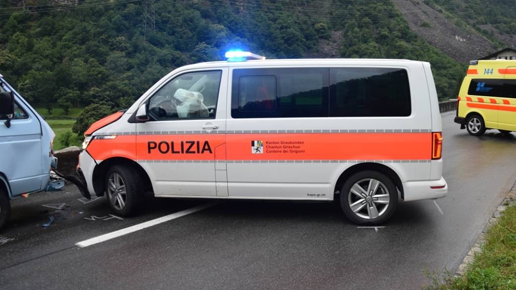 Die beiden Polizisten wollten den 25-Jährigen stoppen und stellten ihr Auto quer.