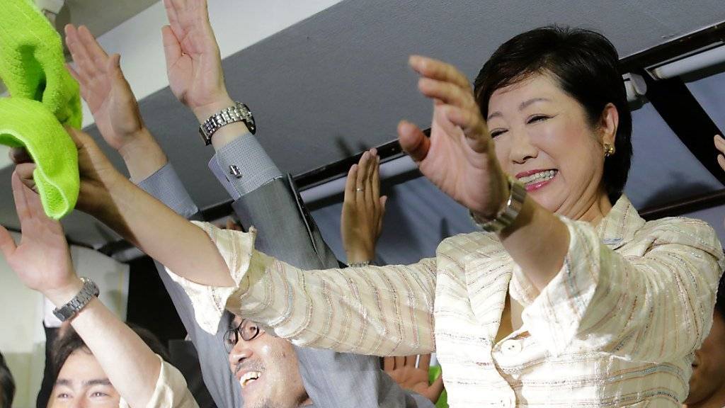 Die neue Gouverneurin von Tokio, Yuriko Koike, feiert ihren Wahlsieg. Tokio wird damit erstmals von einer Frau regiert.