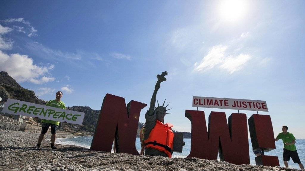 Greenpeace warnt mit einer am Strand auf Sizilien versinkenden Freiheitsstatue vor dem Zuwarten im Kampf gegen den Klimawandel