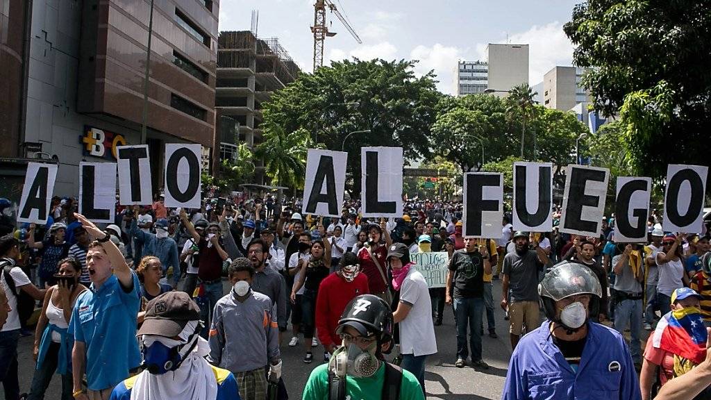 «Ende Feuer» fordern diese Demonstranten in Venezuela - auch Ex-Soldaten beteiligen sich an den Protesten gegen die Regierung.