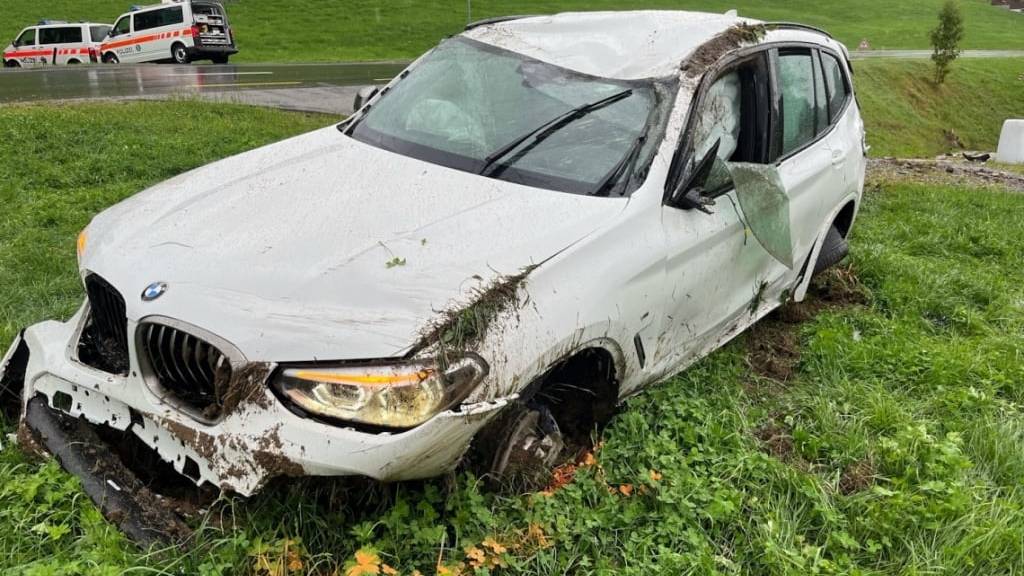 Nachdem es sich überschlagen hatte, kam das Auto wieder auf seinen Rädern zum Stillstand.