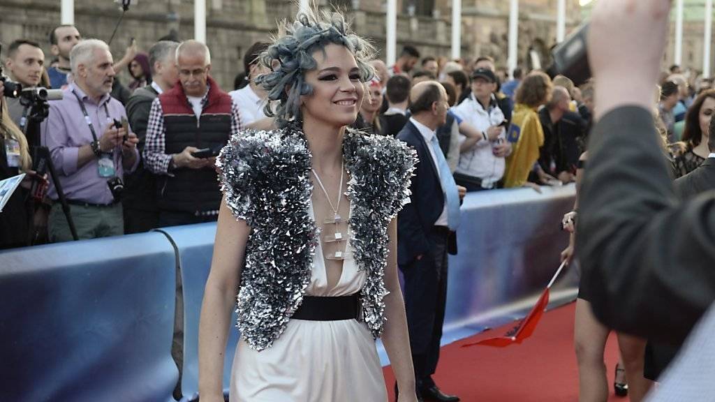 Ohne Extravaganz geht am Eurovision Song Contest nichts: Die Schweizer Kandidatin Rykka schreitet über den roten Teppich in Stockholm, um an der Eröffnungszeremonie des Wettbewerbs teilzunehmen.